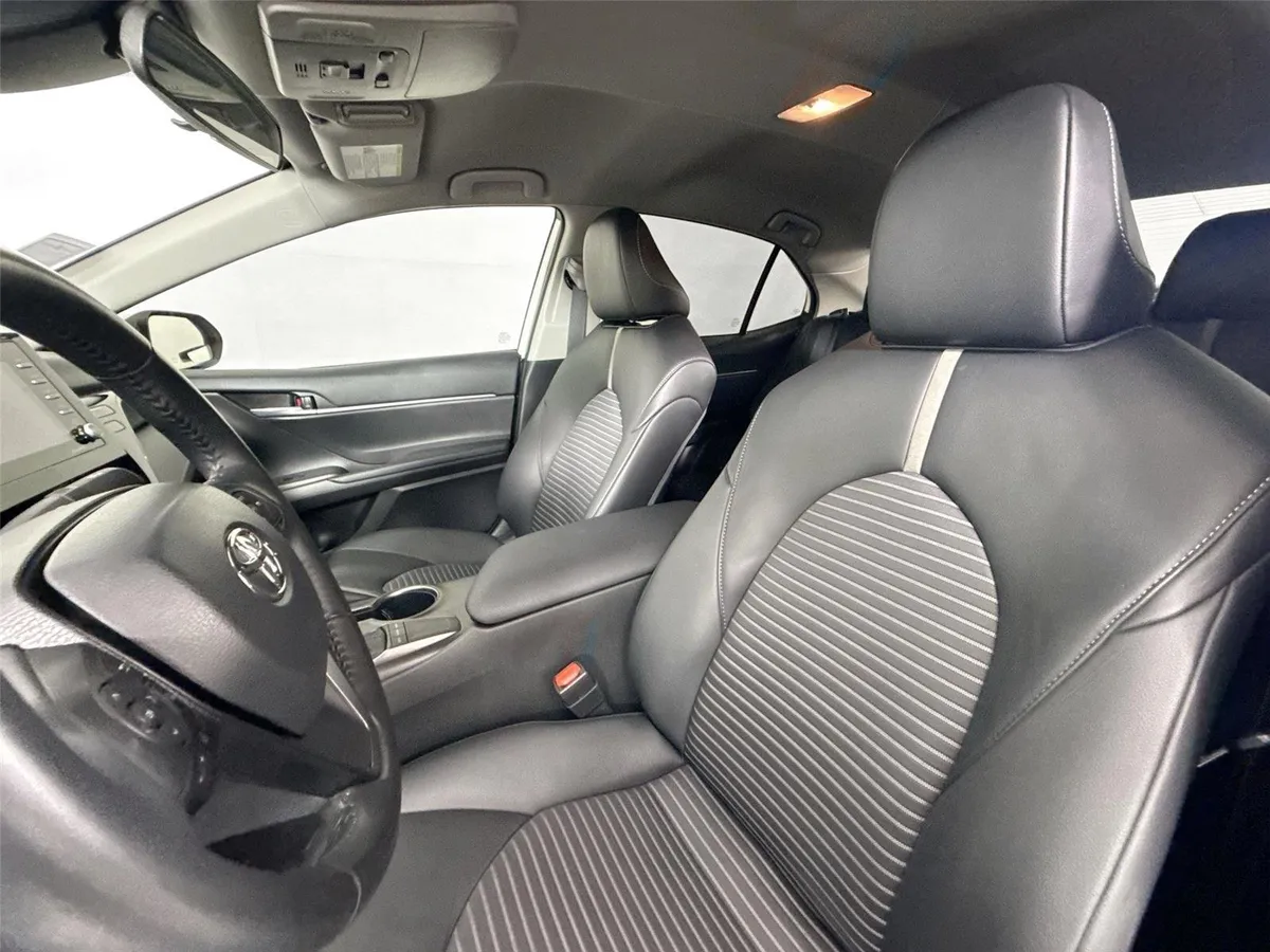 2024 Toyota Camry SE thumbnail 3