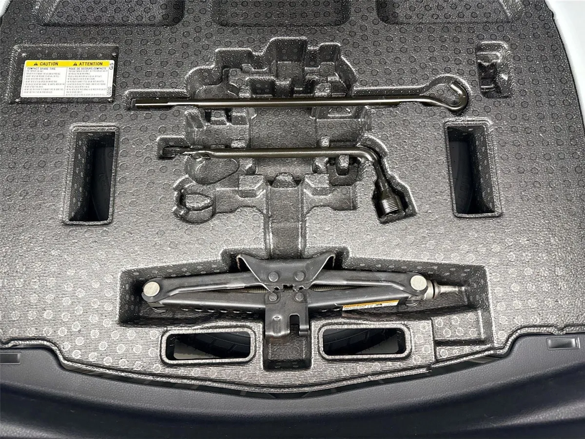 2024 Toyota Camry SE thumbnail 33