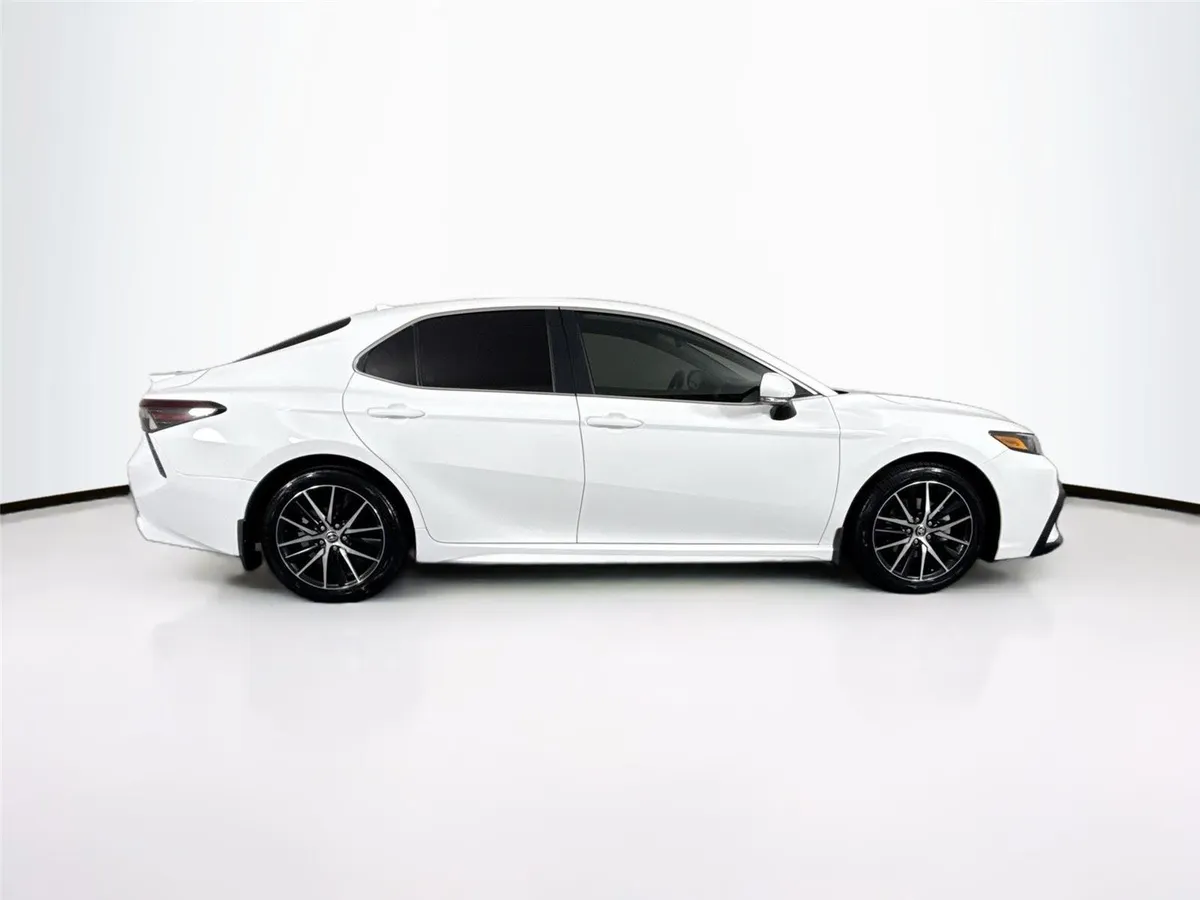 2024 Toyota Camry SE thumbnail 9