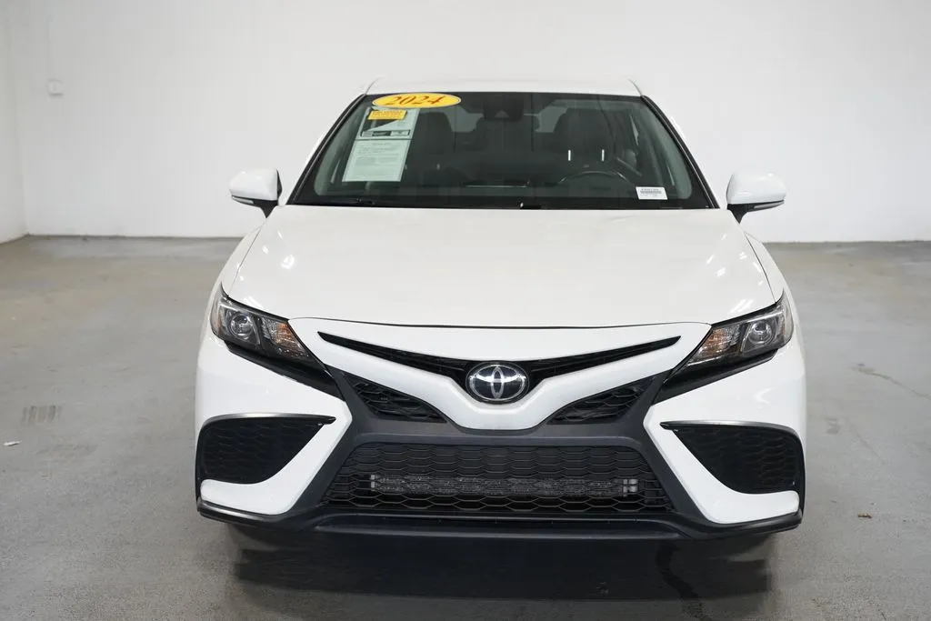 2024 Toyota Camry SE thumbnail 2