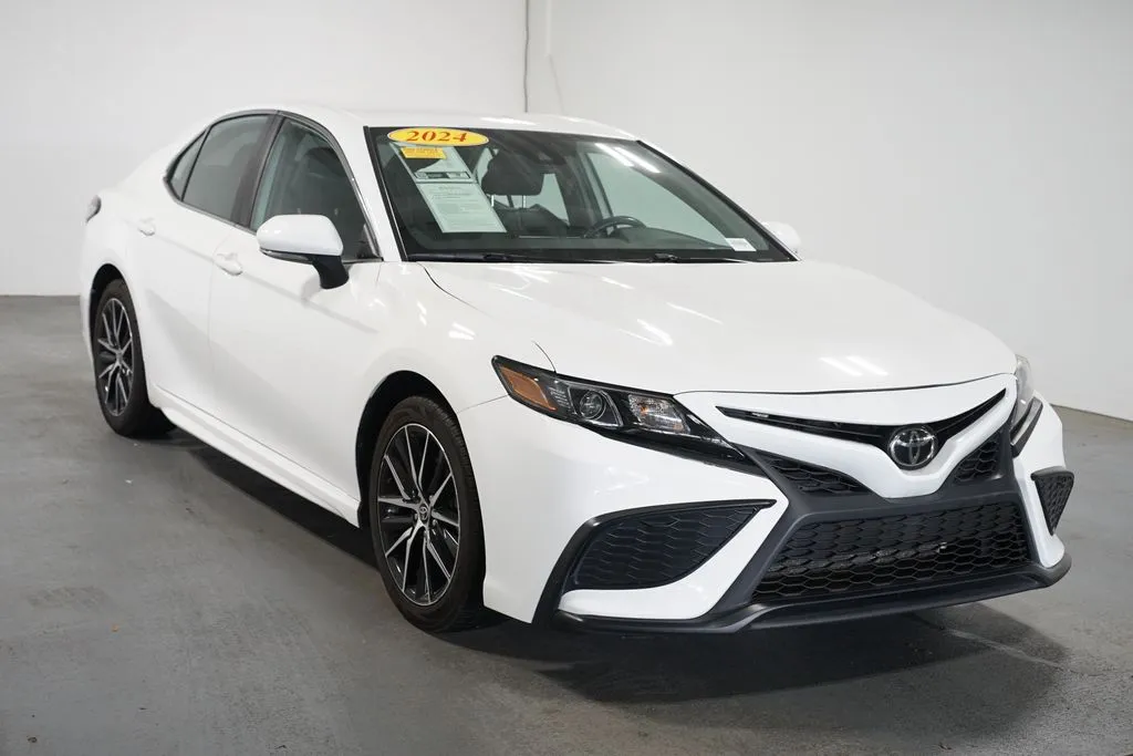 2024 Toyota Camry SE thumbnail 3