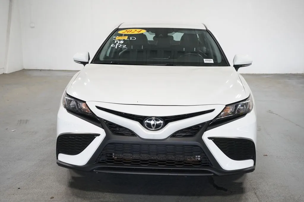 2024 Toyota Camry SE thumbnail 2