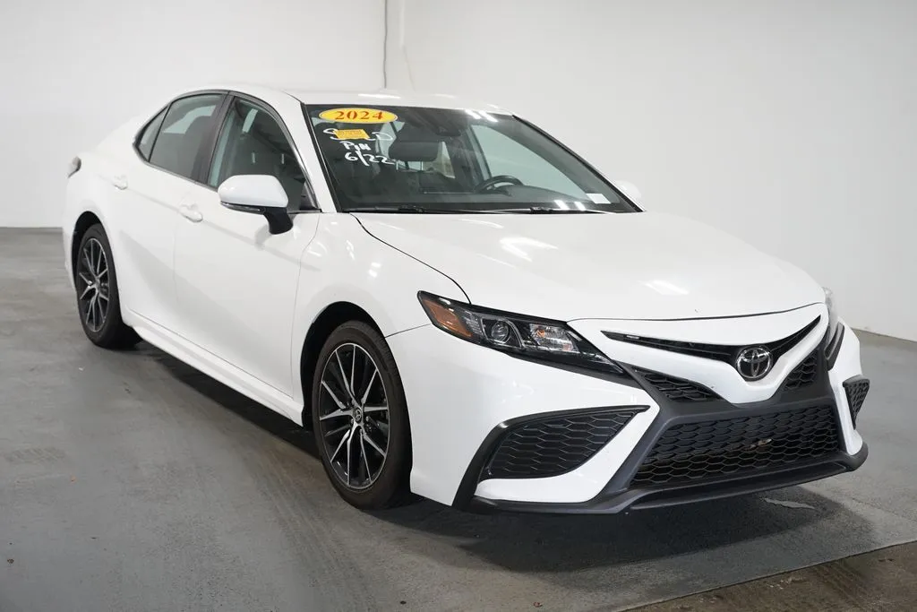 2024 Toyota Camry SE thumbnail 3