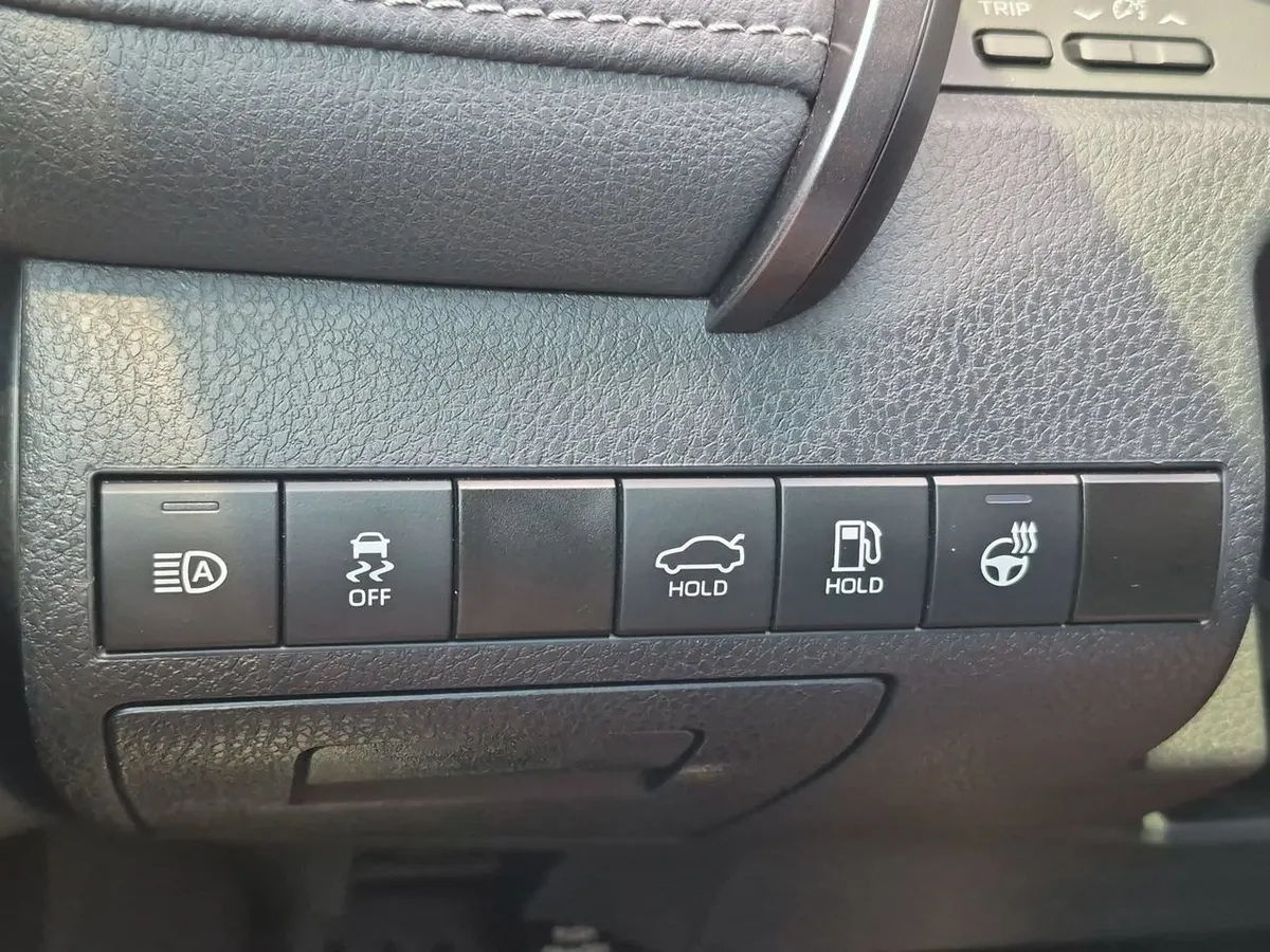 2024 Toyota Camry SE thumbnail 17