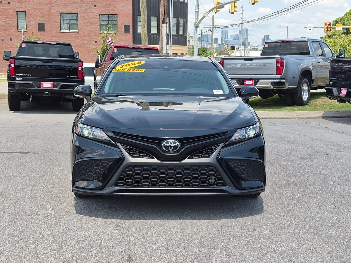 2024 Toyota Camry SE thumbnail 3
