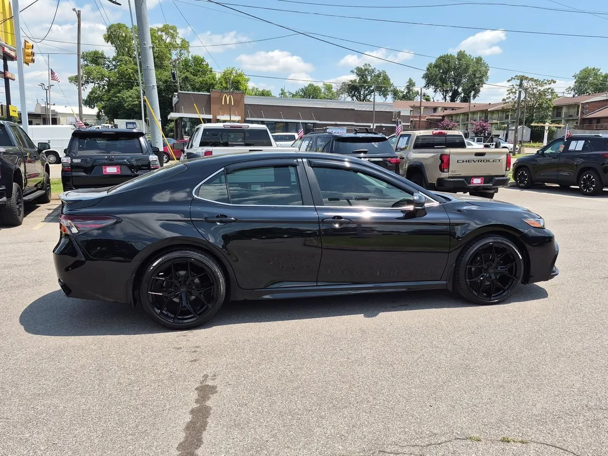 2024 Toyota Camry SE thumbnail 9
