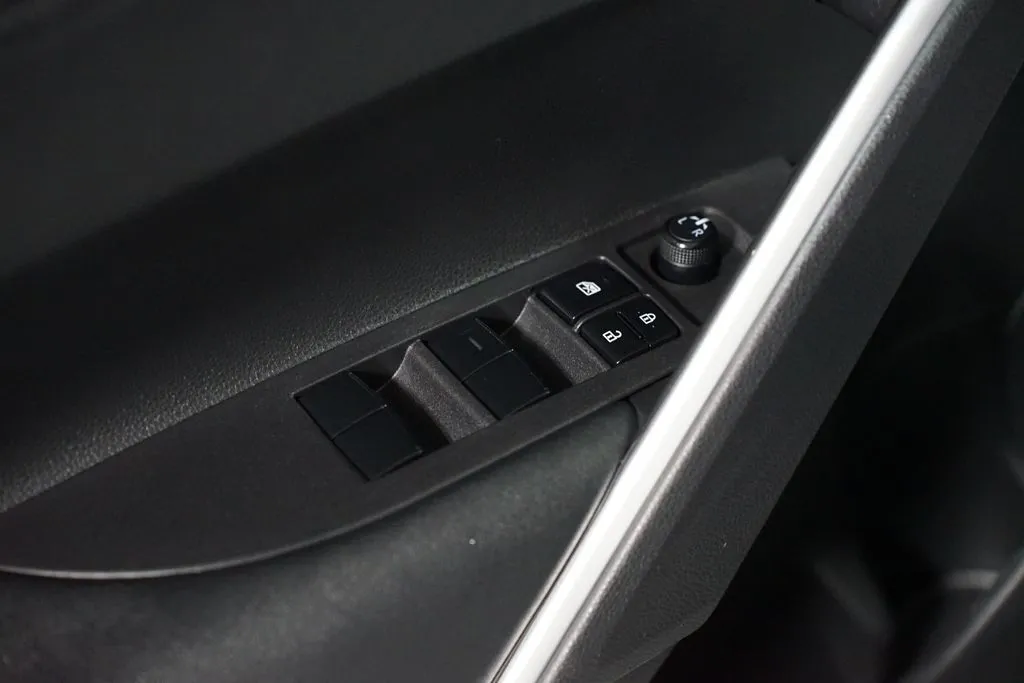 2024 Toyota Corolla Cross Hybrid SE thumbnail 31
