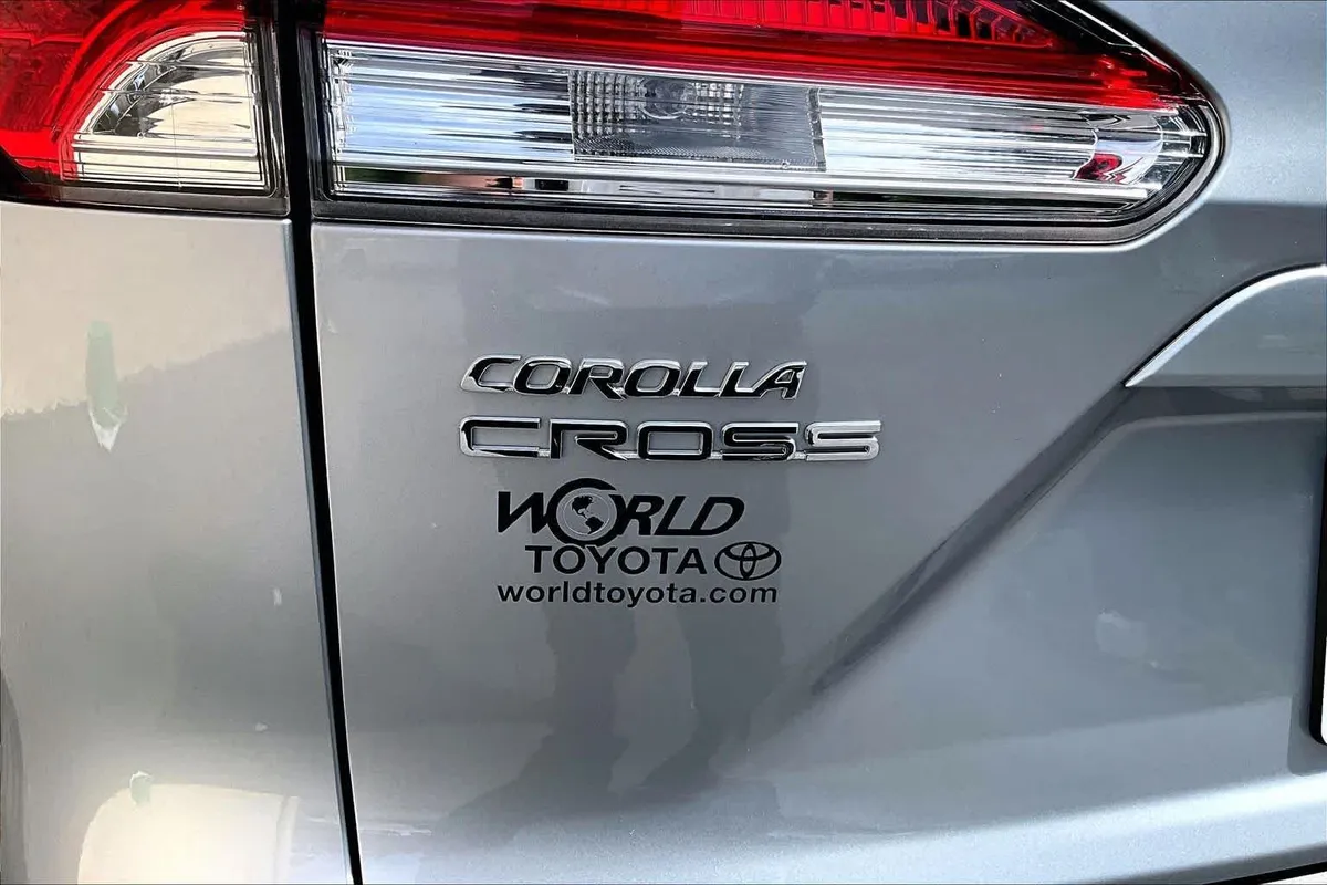 2024 Toyota Corolla Cross L thumbnail 10