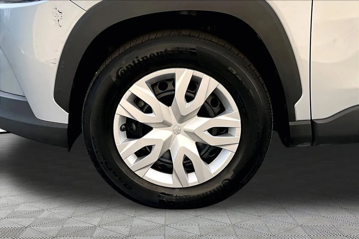 2024 Toyota Corolla Cross L thumbnail 11