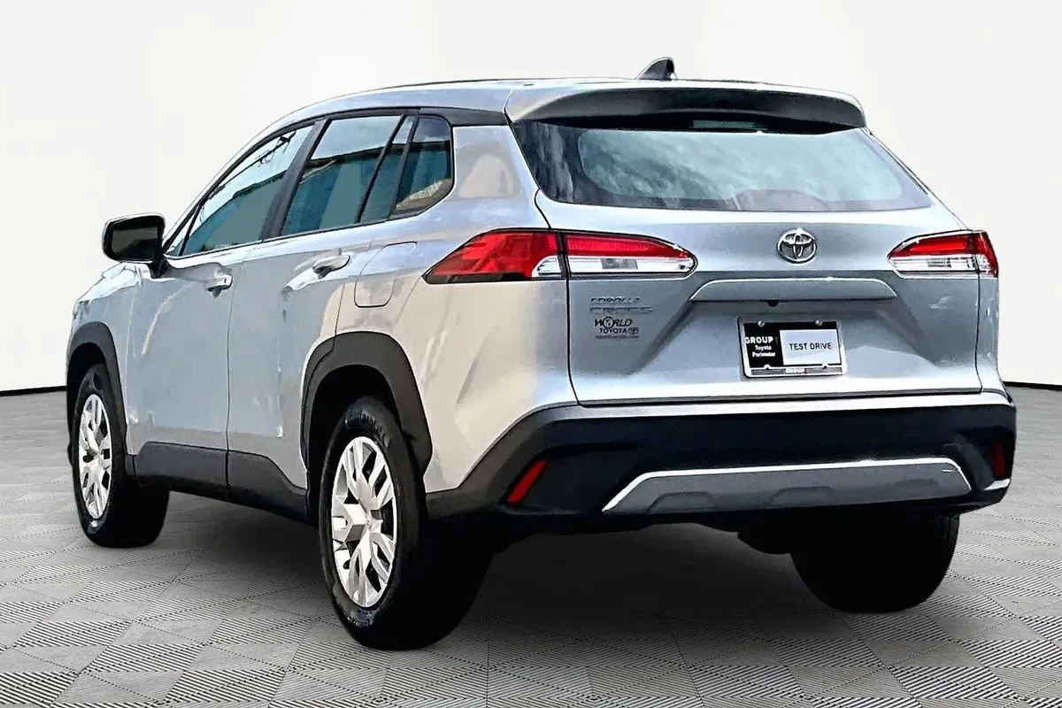 2024 Toyota Corolla Cross L thumbnail 12