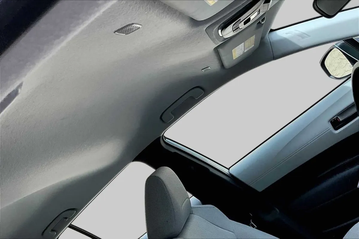 2024 Toyota Corolla Cross L thumbnail 14