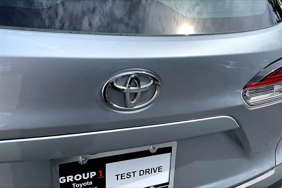 2024 Toyota Corolla Cross L thumbnail 31