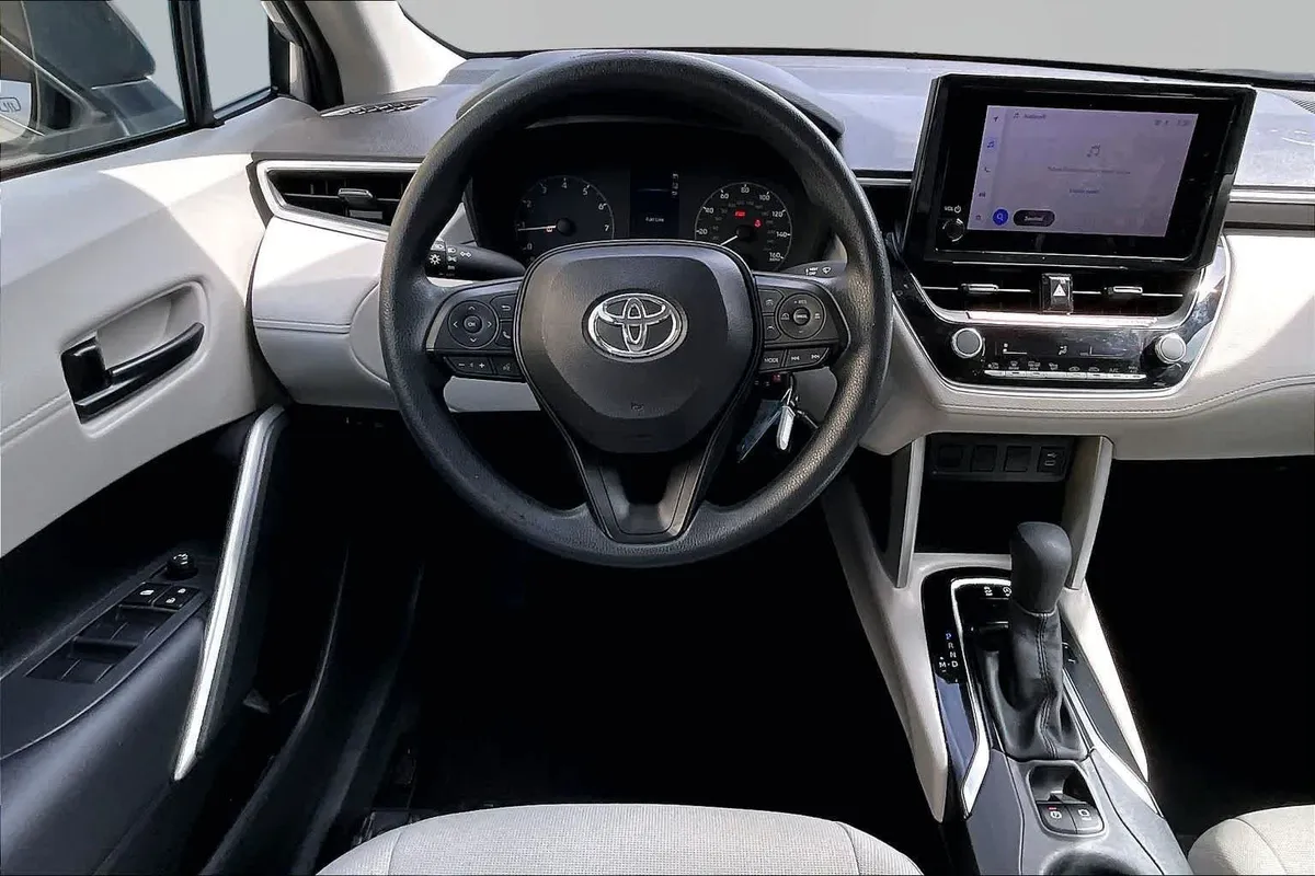2024 Toyota Corolla Cross L thumbnail 6
