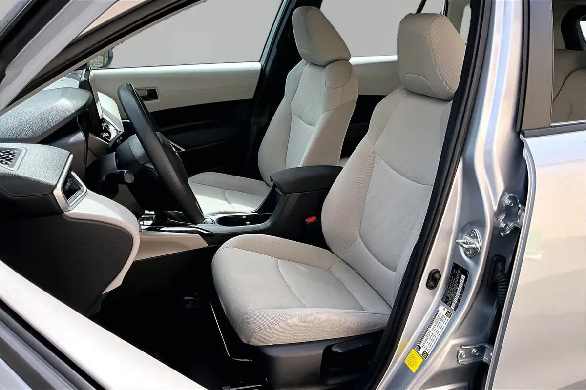 2024 Toyota Corolla Cross L thumbnail 8