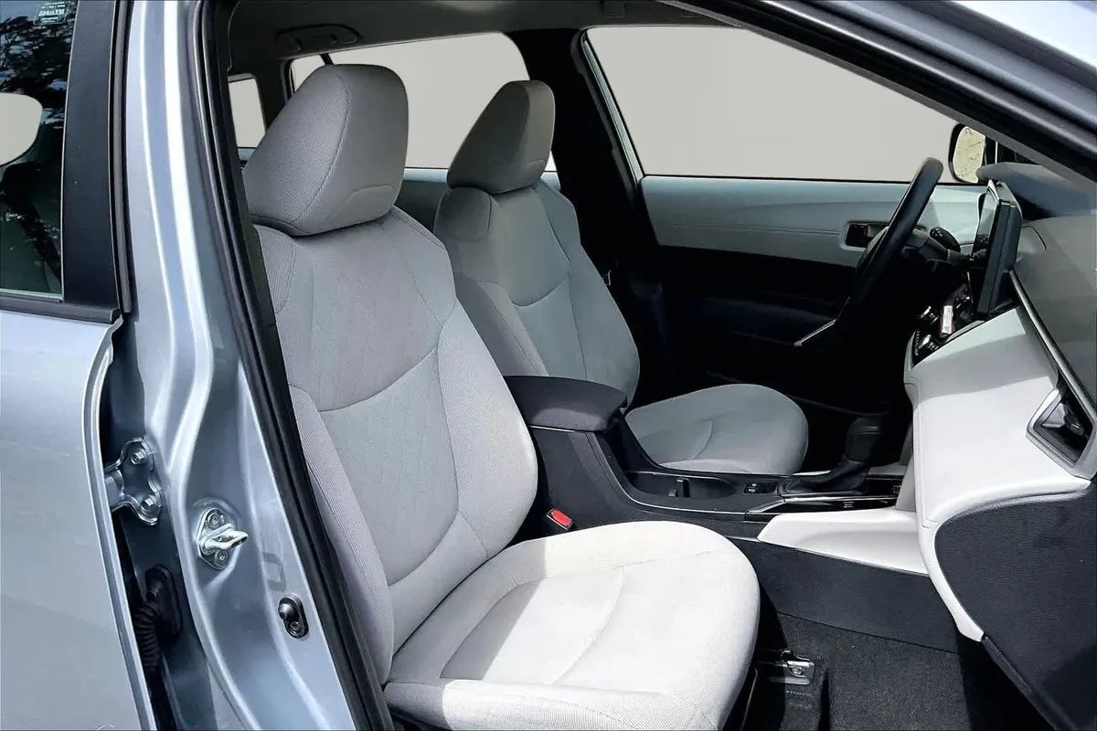 2024 Toyota Corolla Cross L thumbnail 9