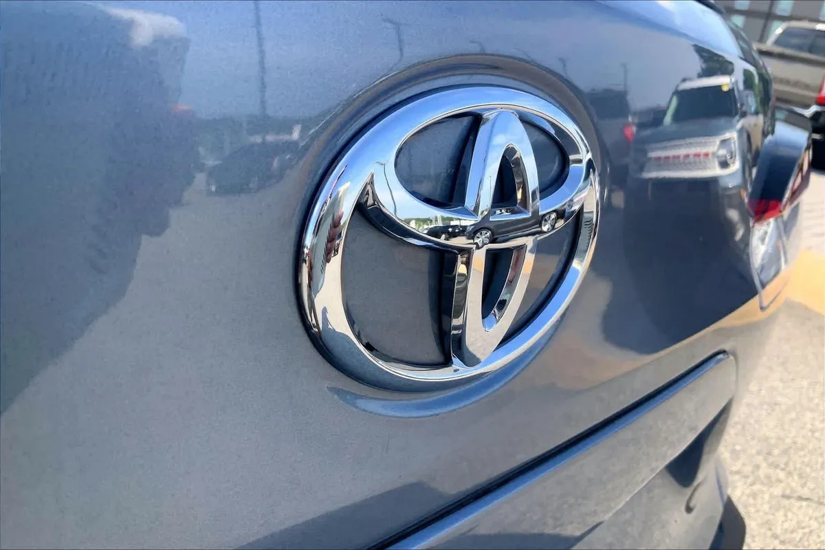 2024 Toyota Corolla Cross L thumbnail 10