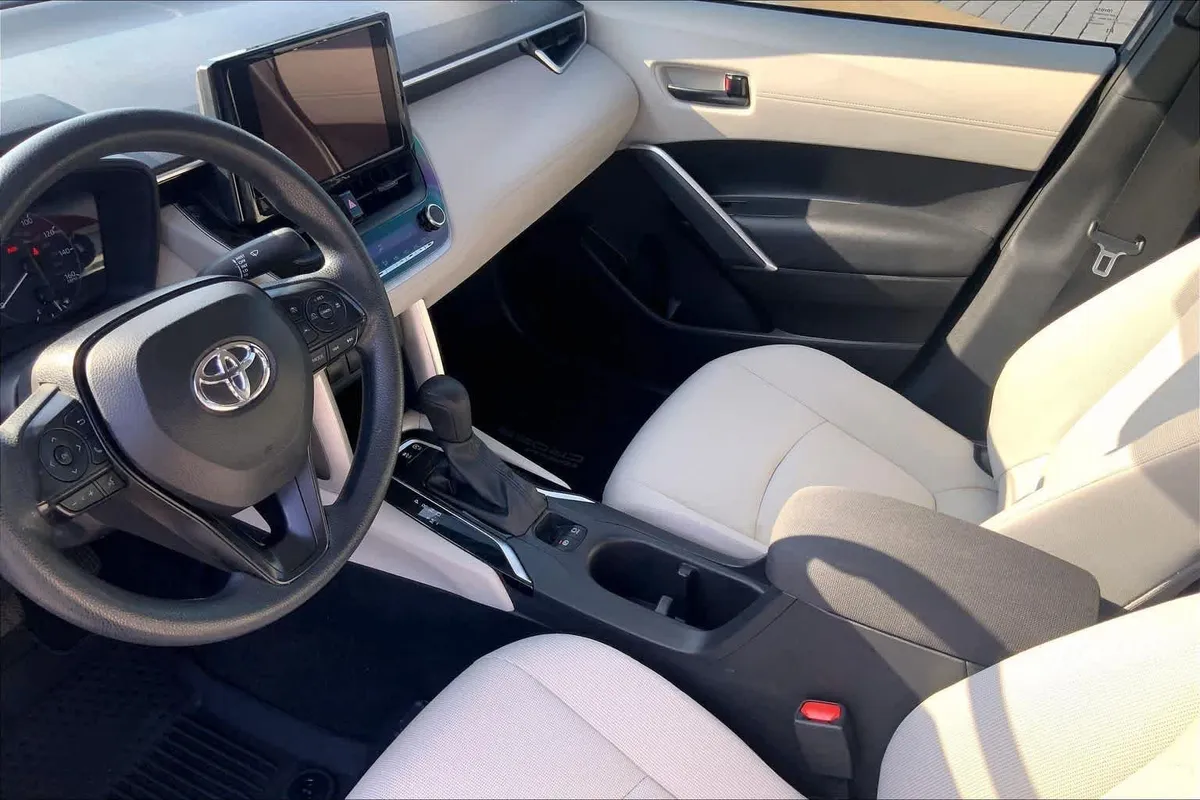 2024 Toyota Corolla Cross L thumbnail 16