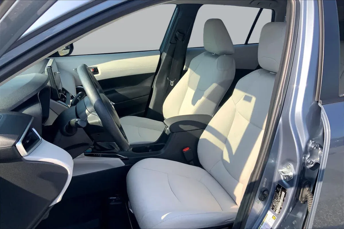 2024 Toyota Corolla Cross L thumbnail 8