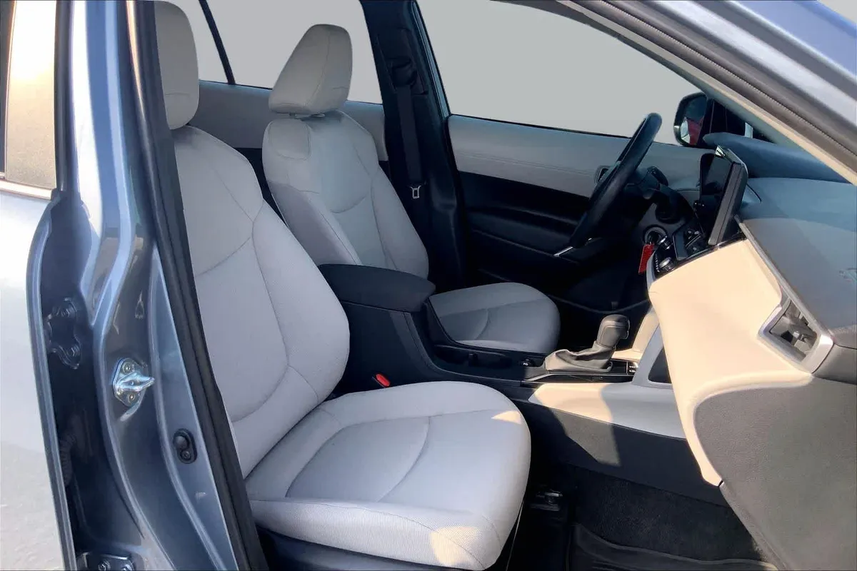 2024 Toyota Corolla Cross L thumbnail 9