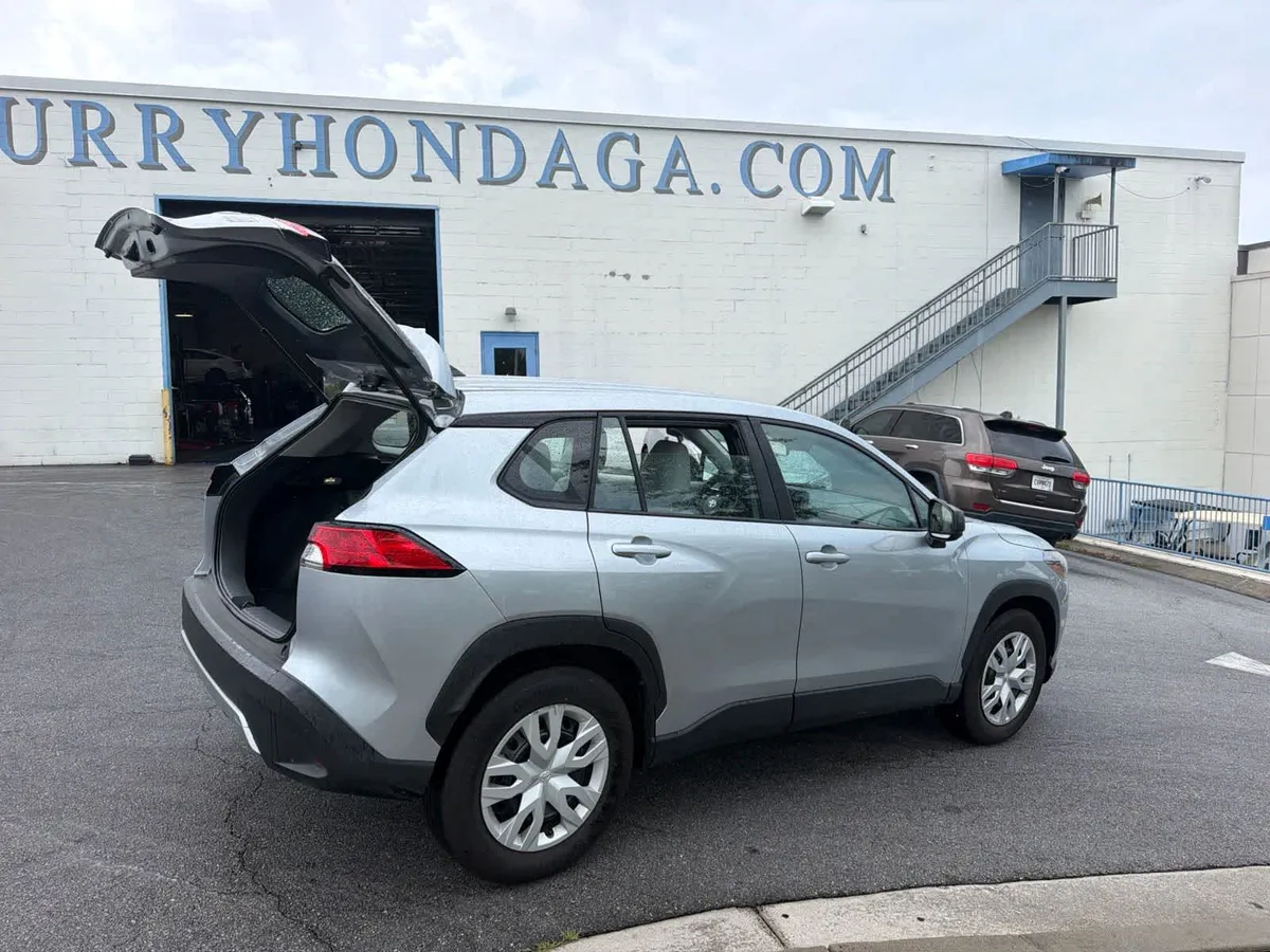 2024 Toyota Corolla Cross L thumbnail 12