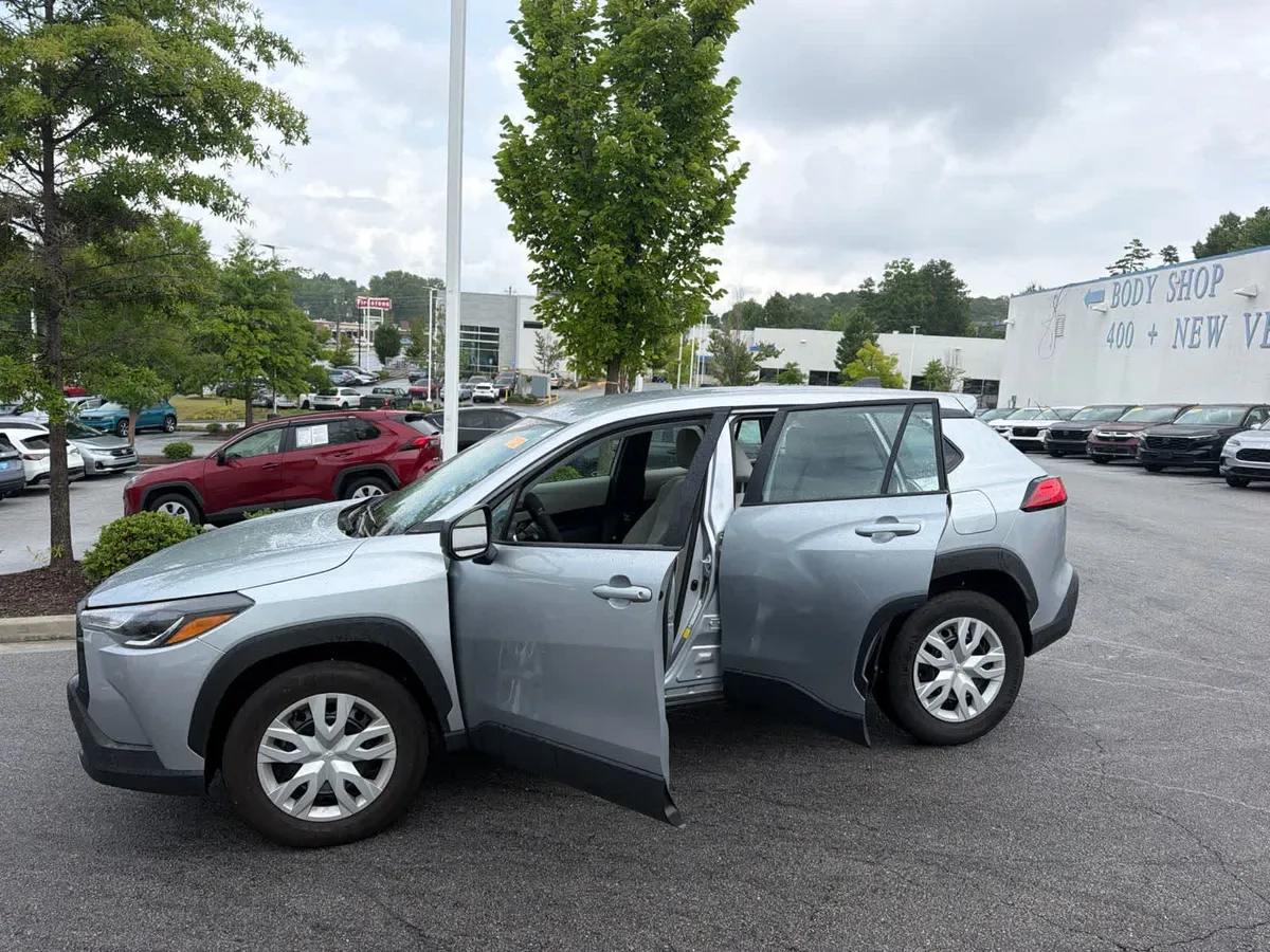 2024 Toyota Corolla Cross L thumbnail 18