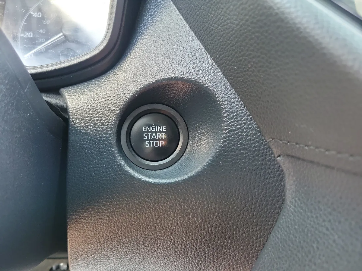 2024 Toyota Corolla Cross LE thumbnail 14