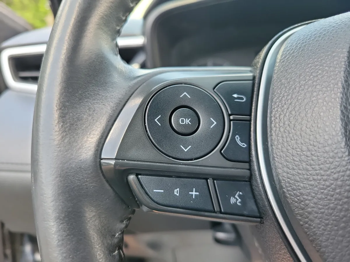2024 Toyota Corolla Cross LE thumbnail 15