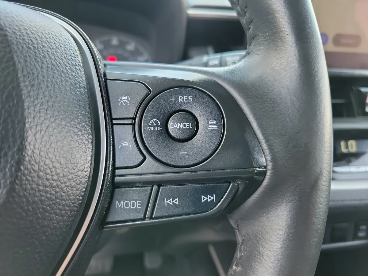 2024 Toyota Corolla Cross LE thumbnail 16