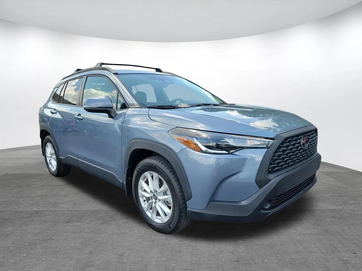 2024 Toyota Corolla Cross LE thumbnail 18