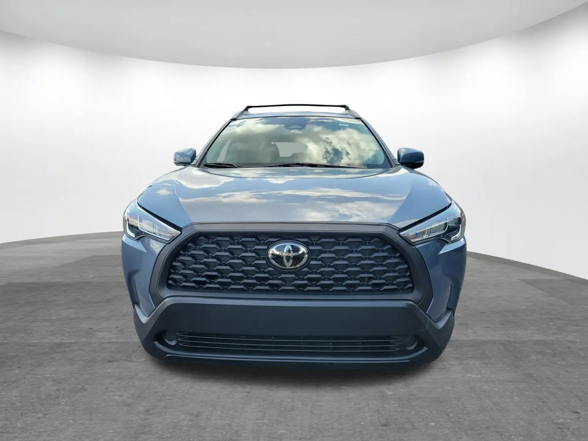 2024 Toyota Corolla Cross LE thumbnail 19