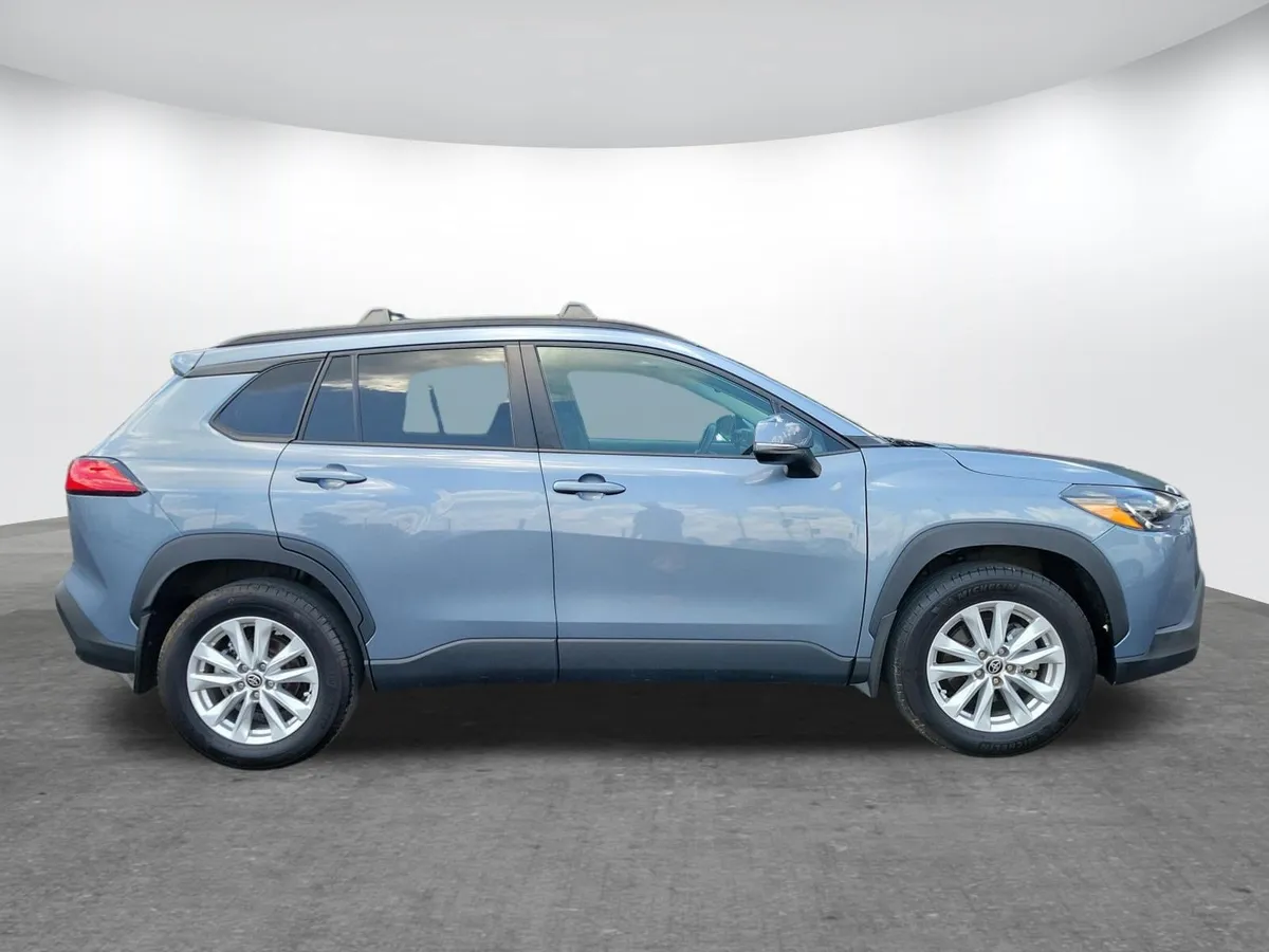 2024 Toyota Corolla Cross LE thumbnail 2