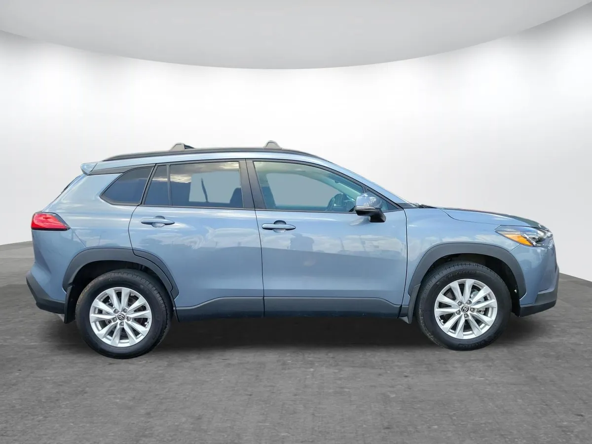 2024 Toyota Corolla Cross LE thumbnail 21