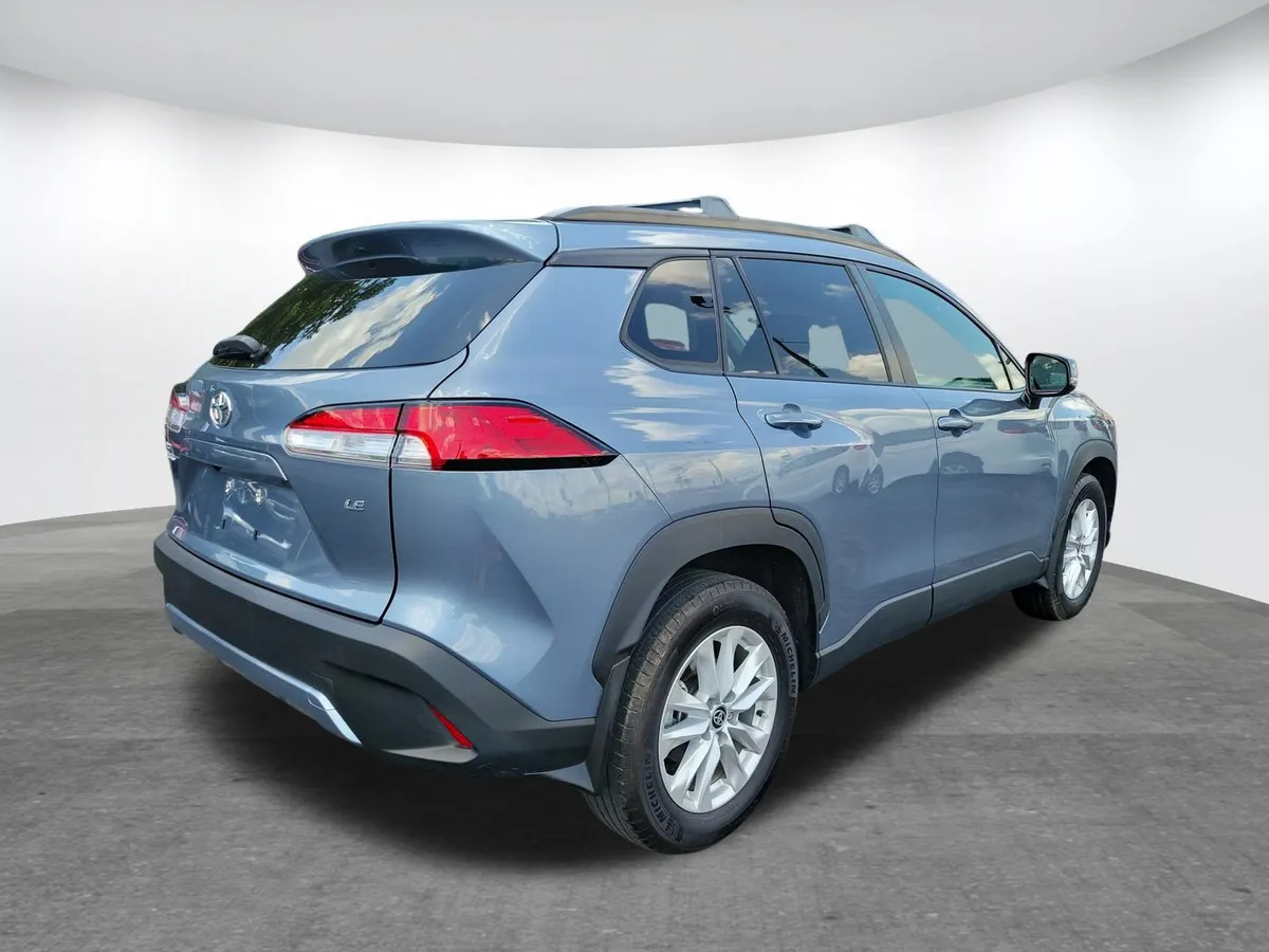 2024 Toyota Corolla Cross LE thumbnail 22