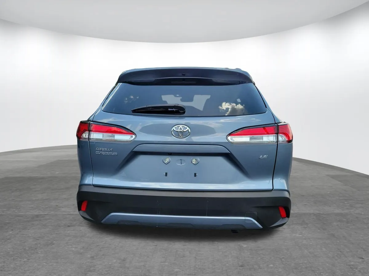 2024 Toyota Corolla Cross LE thumbnail 23