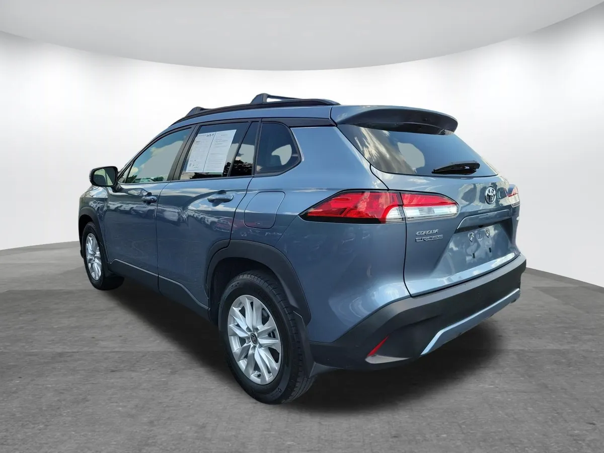 2024 Toyota Corolla Cross LE thumbnail 24