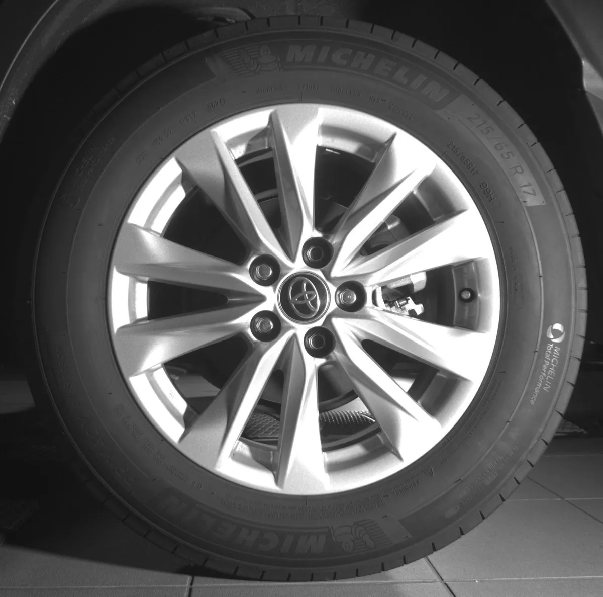 2024 Toyota Corolla Cross LE thumbnail 13