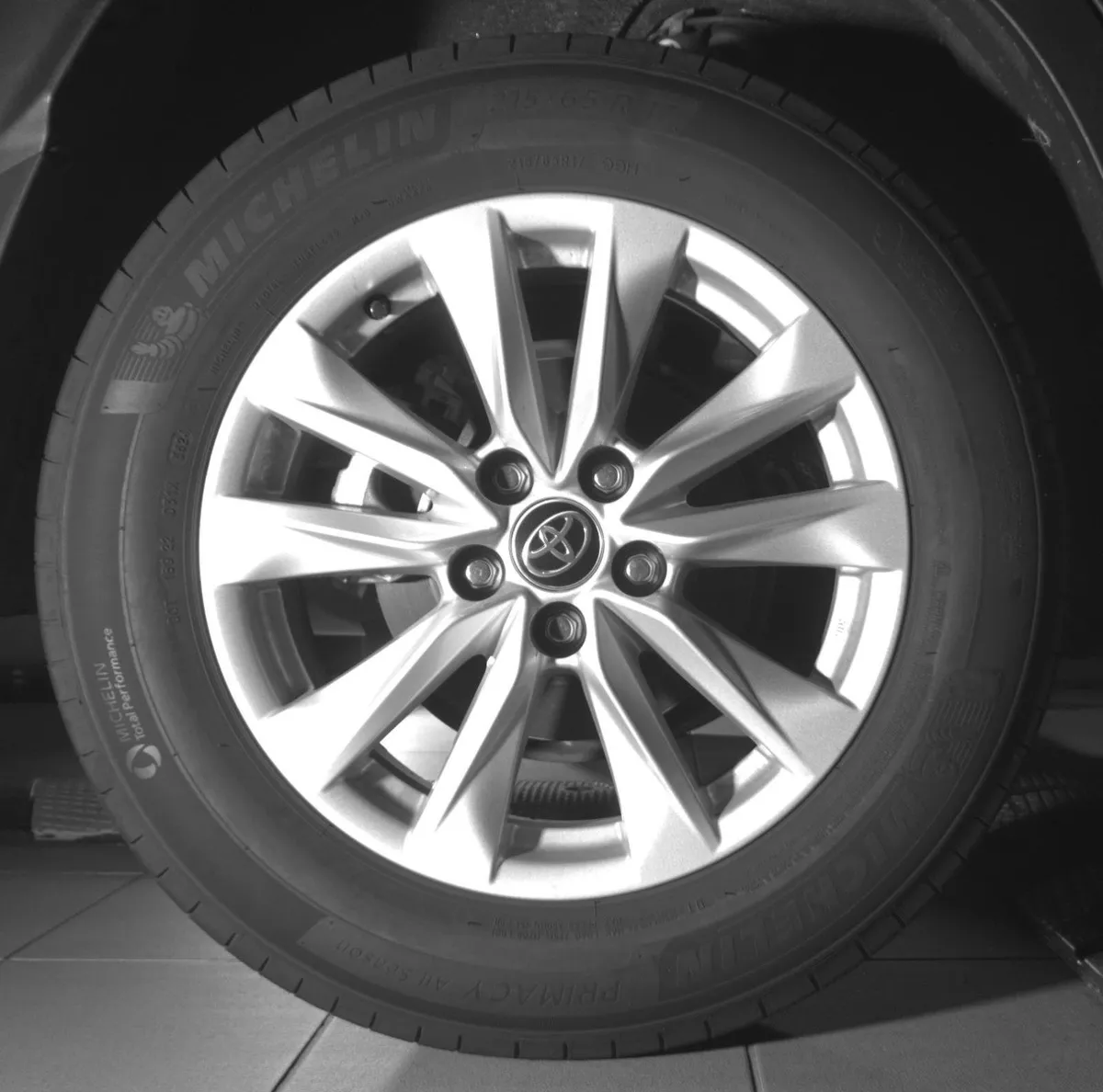 2024 Toyota Corolla Cross LE thumbnail 15