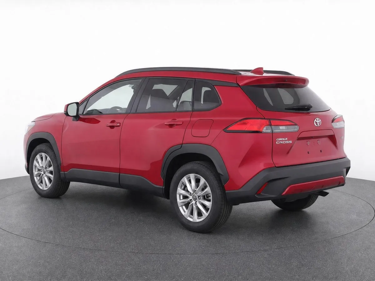 2024 Toyota Corolla Cross LE thumbnail 3