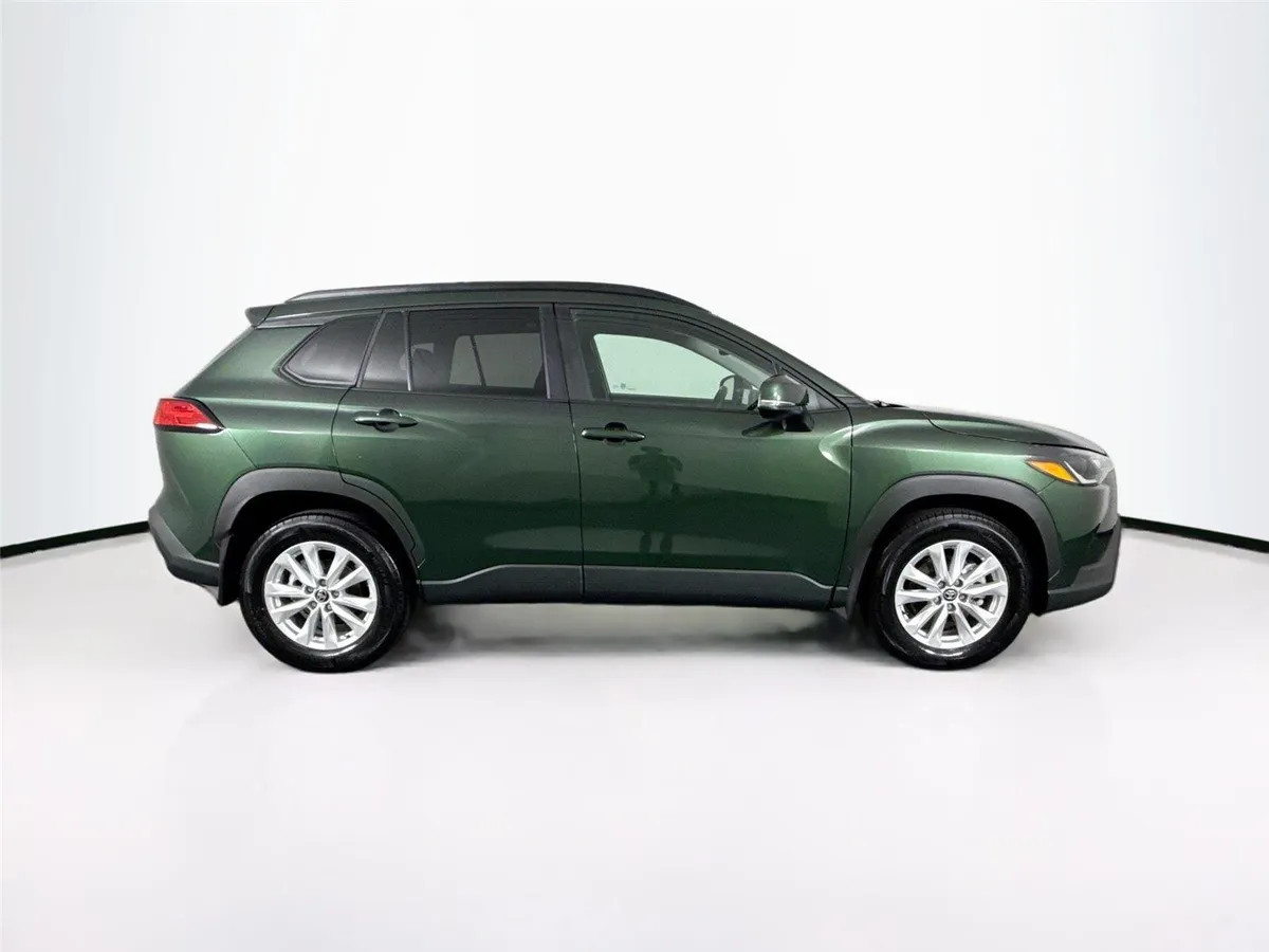 2024 Toyota Corolla Cross LE thumbnail 10