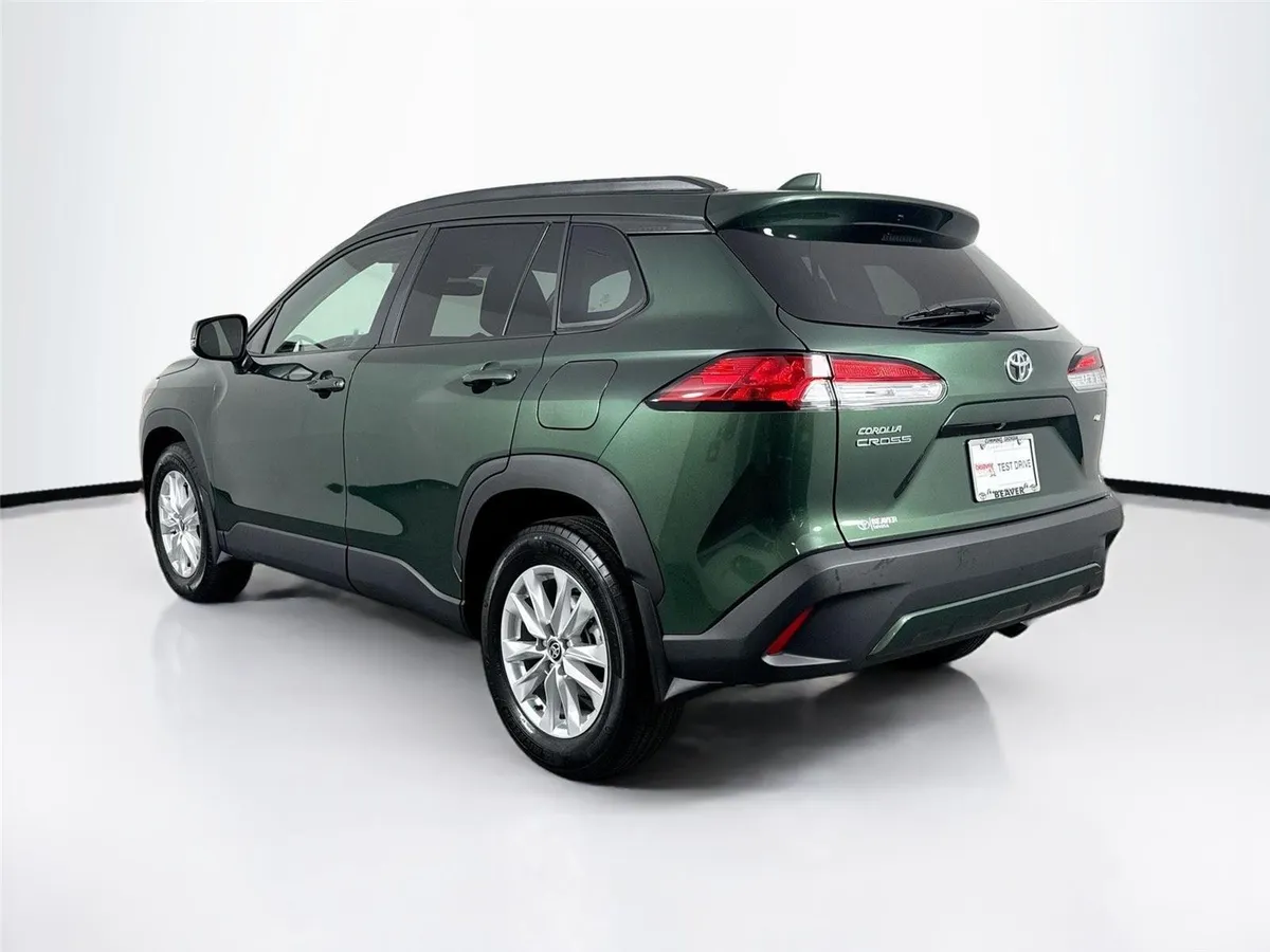2024 Toyota Corolla Cross LE thumbnail 12
