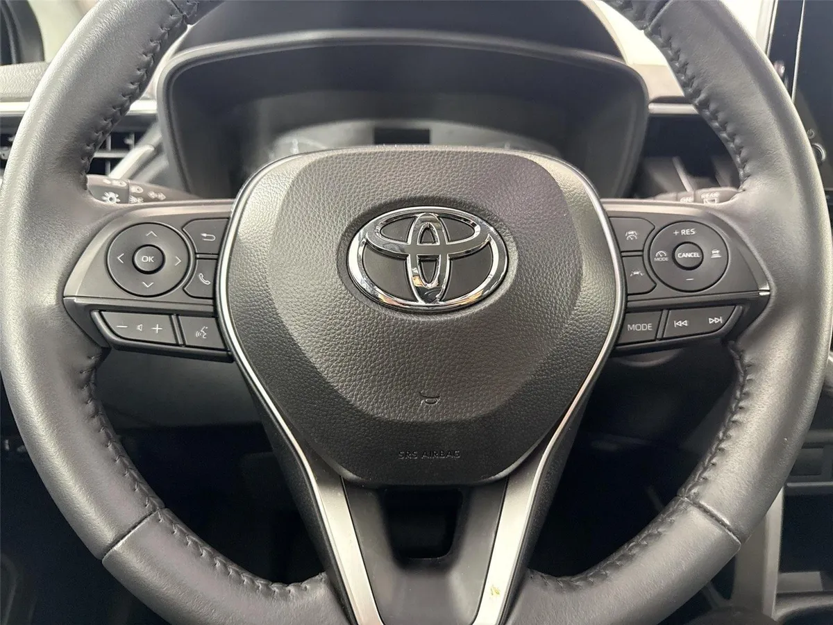 2024 Toyota Corolla Cross LE thumbnail 16