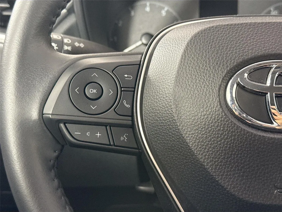2024 Toyota Corolla Cross LE thumbnail 17