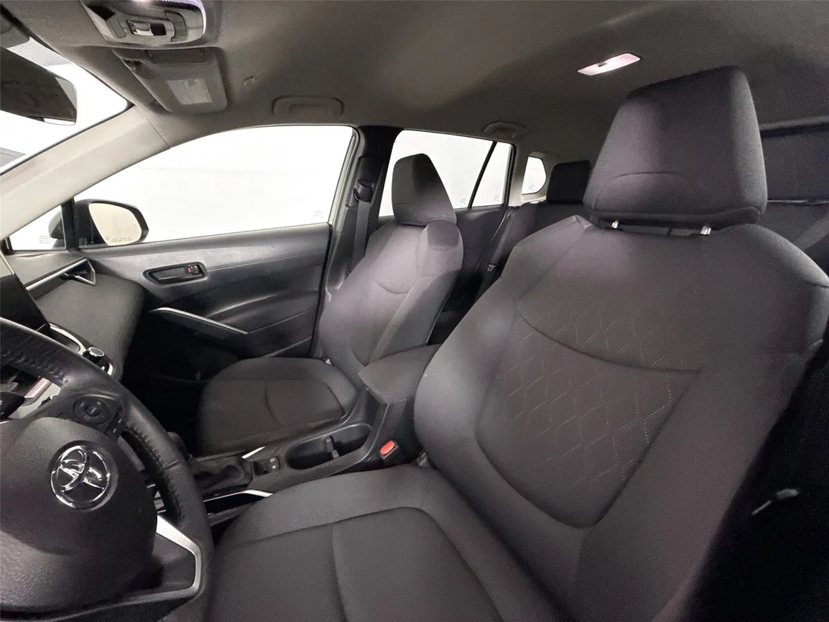 2024 Toyota Corolla Cross LE thumbnail 3