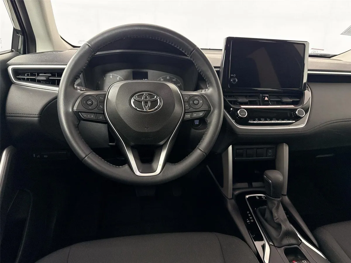 2024 Toyota Corolla Cross LE thumbnail 30