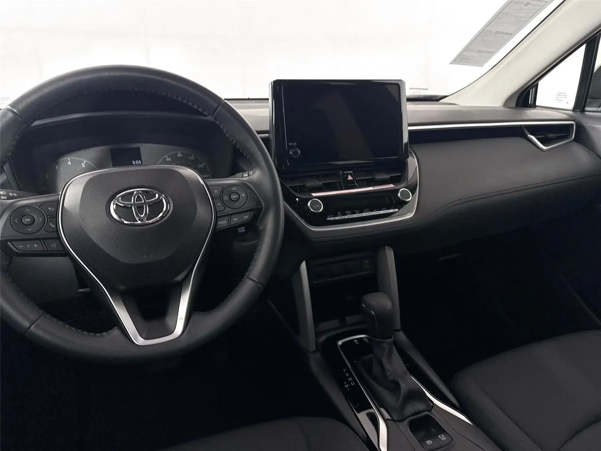2024 Toyota Corolla Cross LE thumbnail 31