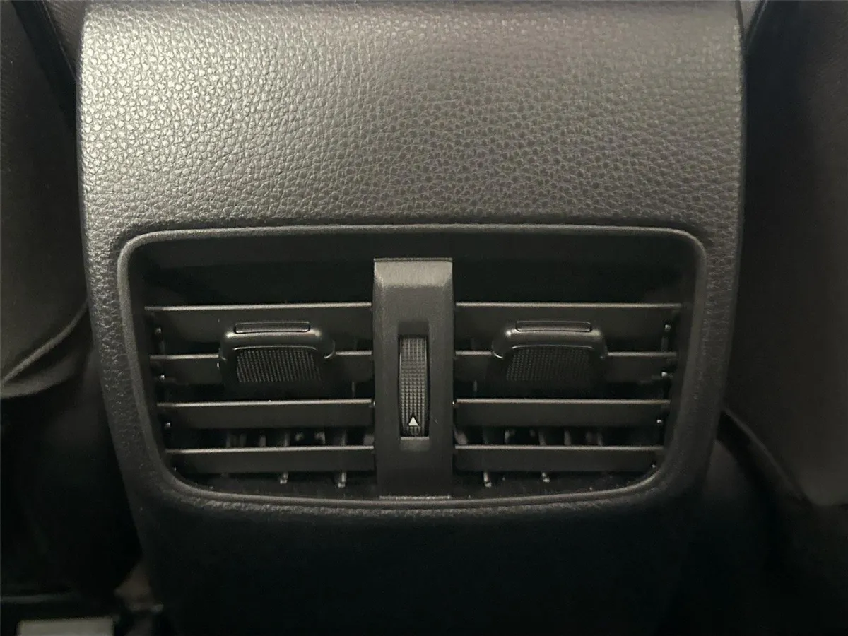 2024 Toyota Corolla Cross LE thumbnail 35