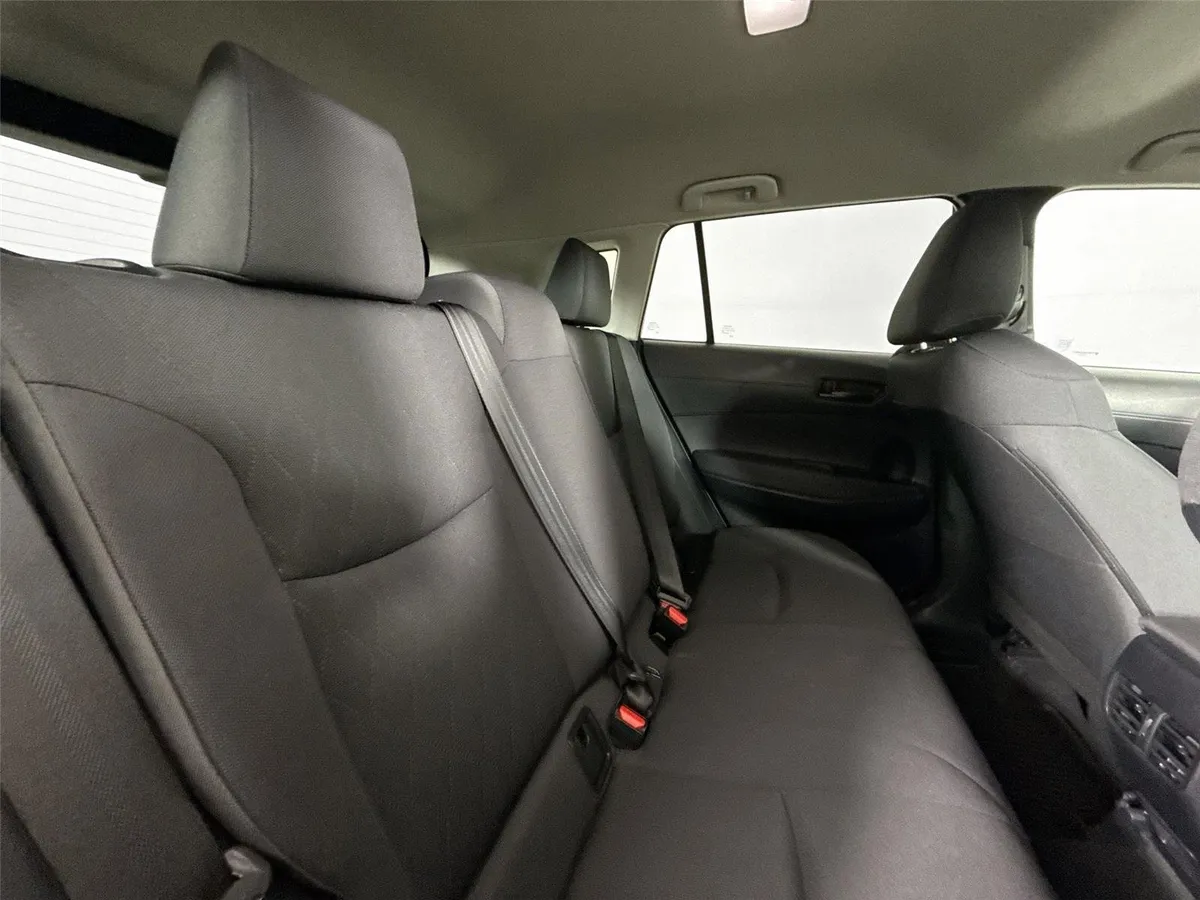 2024 Toyota Corolla Cross LE thumbnail 39