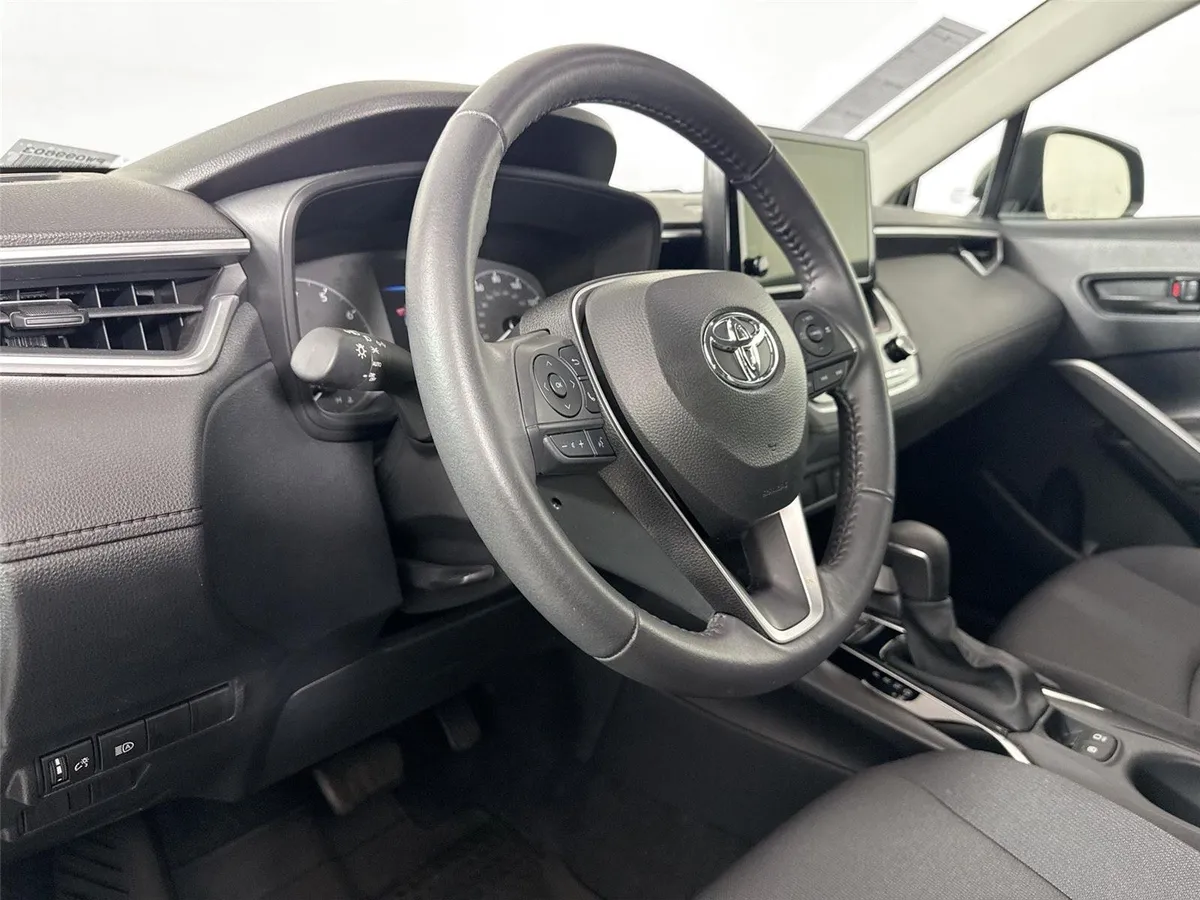 2024 Toyota Corolla Cross LE thumbnail 4