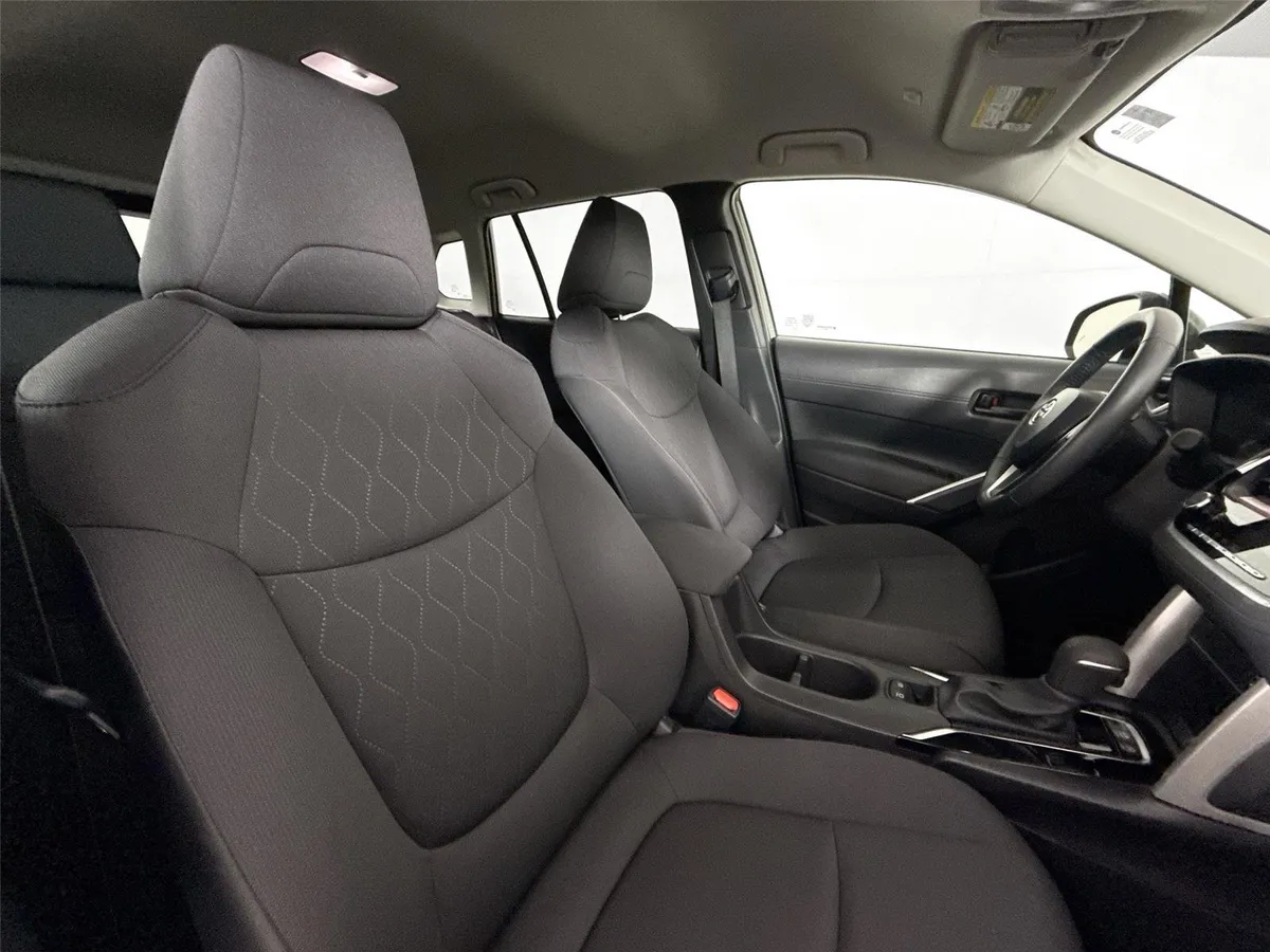 2024 Toyota Corolla Cross LE thumbnail 40