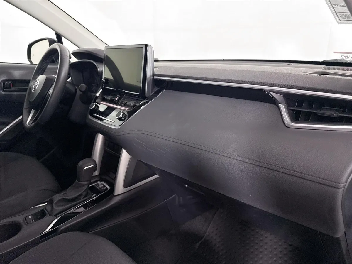 2024 Toyota Corolla Cross LE thumbnail 41